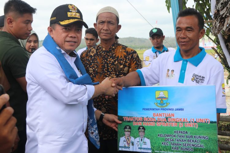 Gubernur Jambi Secara Simbolis Menyerahkan Bantuan Alat Pertanian kepada Kelompok Tani di Dusun Empelu Kecamatan Tanah Sepenggal. (Dok.Ist).