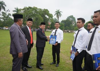 Dr. Fadli Sudria (Tengah) bersama Gubernur dan Wagub Jambi saat Penyerahan SK PPPK Angkatan 2023. (Dok. Istimewa).