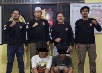 Dua Pelaku Curas Tak Berkutik saat Diamankan Pihak Kepolisian Sektor Pelawan Singkut. (Foto: Awan).
