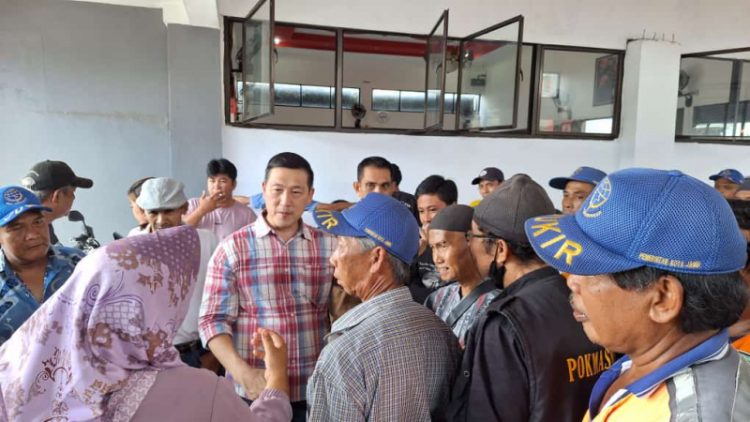 Mengenakan Baju Kemeja, Anggota DPRD Provinsi Jambi, Budi Yako Mendengarkan Aspirasi Juru Parkir di Kota Jambi. (Dok. Humas).