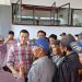 Mengenakan Baju Kemeja, Anggota DPRD Provinsi Jambi, Budi Yako Mendengarkan Aspirasi Juru Parkir di Kota Jambi. (Dok. Humas).