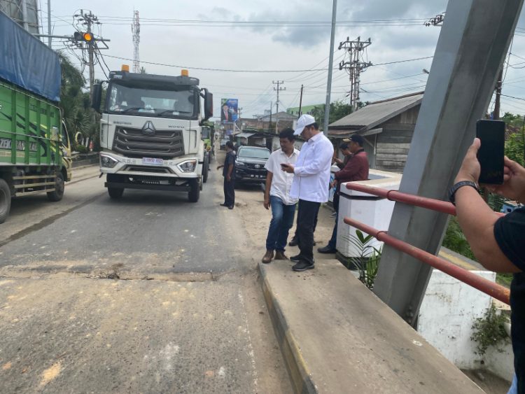 Waka Komisi III DPRD Provinsi Jambi, Ivan Wirata saat Mencari Tau Penyebab Macet di Jembatan Aurduri I. (Dok. Ist).