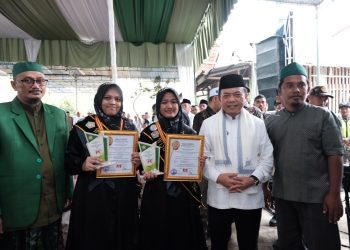Gubernur Jambi, Dr. Al Haris bersama Santri Ponpes Nurul Jadid Singkut. (Dok. Ist).