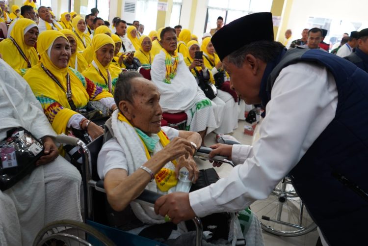 Wagub Sani Menyapa Salah Satu Jamaah Calon Haji. (Dok. Ist).