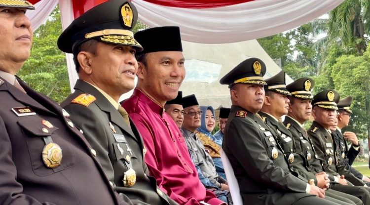 Mengenakan Baju Telubelango, Ketua DPRD Provinsi Jambi Menghadiri Peringatan Hari Lahir Pancasila Tahun 2024. (Dok. Humas).