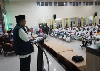 Wagub Sani Menyampaikan Sambutan saat Pelepasan JCH Jambi Kloter 28. (Dok. Ist).
