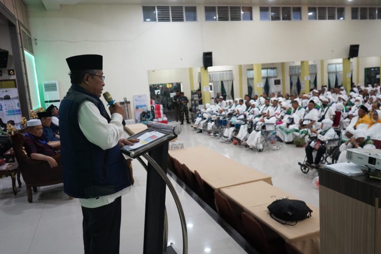 Wagub Sani Menyampaikan Sambutan saat Pelepasan JCH Jambi Kloter 28. (Dok. Ist).