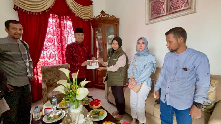 Petugas Pantarli saat melakukan Coklit di Keidaman Ketua DPRD Provinsi Jambi. (Dok. Humas).