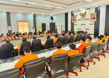 Ketua DPRD Provinsi Jambi saat Menjelaskan Tentang Fungsi dan Kewenangan Lembaga Legislatif kepada Mahasiswa Unja. (Dok. Humas).