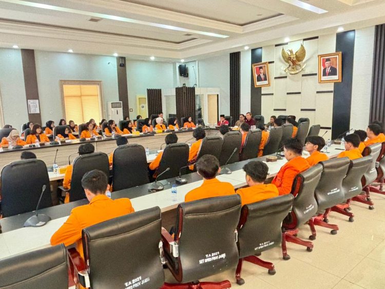 Ketua DPRD Provinsi Jambi saat Menjelaskan Tentang Fungsi dan Kewenangan Lembaga Legislatif kepada Mahasiswa Unja. (Dok. Humas).