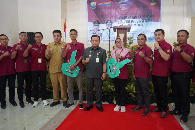 Gubernur Jambi Al Haris menyerahkan secara simbolis kunci motor operasional kepada koordinator pendamping PKH Kabupaten/Kota se-Provinsi Jambi. (Dok. Ist).