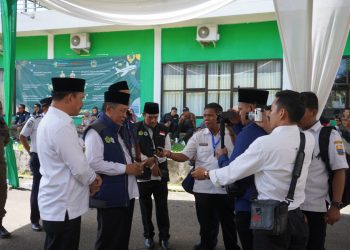 Wagub Sani Diwawancarai Awak Media Usai Pelepasan JCH Kloter 24. (Dok. Ist).