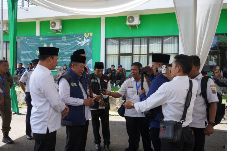 Wagub Sani Diwawancarai Awak Media Usai Pelepasan JCH Kloter 24. (Dok. Ist).