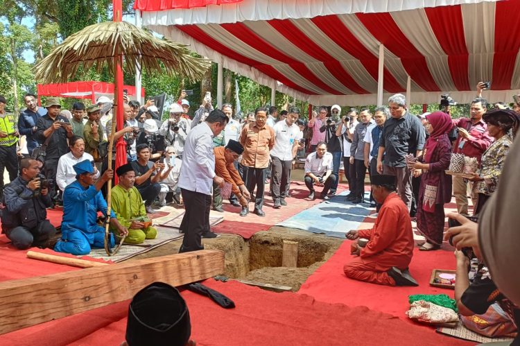 Mengenakan Kemeja Putih, Gubernur Al Haris saat Meletakan Emas pada Prosesi Peletakan Tega Tiang Tuo Revitalisasi KCBN Muarojambi. (Dok. Ist).