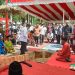 Mengenakan Kemeja Putih, Gubernur Al Haris saat Meletakan Emas pada Prosesi Peletakan Tega Tiang Tuo Revitalisasi KCBN Muarojambi. (Dok. Ist).