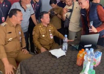 Gubernur Al-Haris Video Call dengan Keluarga saat Berada di Muara Emat Kerinci. (Dok. Ist).