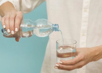 Ilustrasi Air Minum Dalam Kemasan (AMDK). Foto: freepik.com.