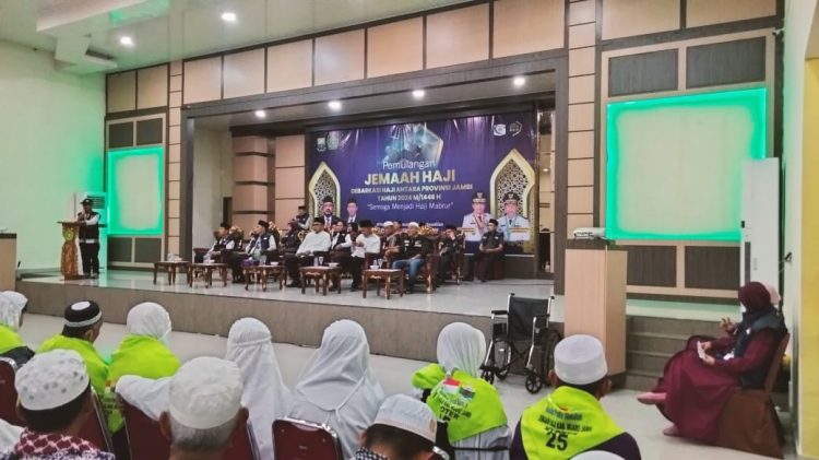 Sambut Kepulangan 446 Jemaah Haji Jambi Kloter 25, Sekda Sudirman: Tingkatkan Keimanan dan Ketaqwaan