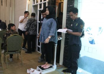 Pemeriksaan kesehatan Catin dan pasangan menikah oleh BKKBN bekerja sama dengan Kemenag Provinsi Jambi dan Polda Jambi, Kamis (25/7). / Foto/Ist