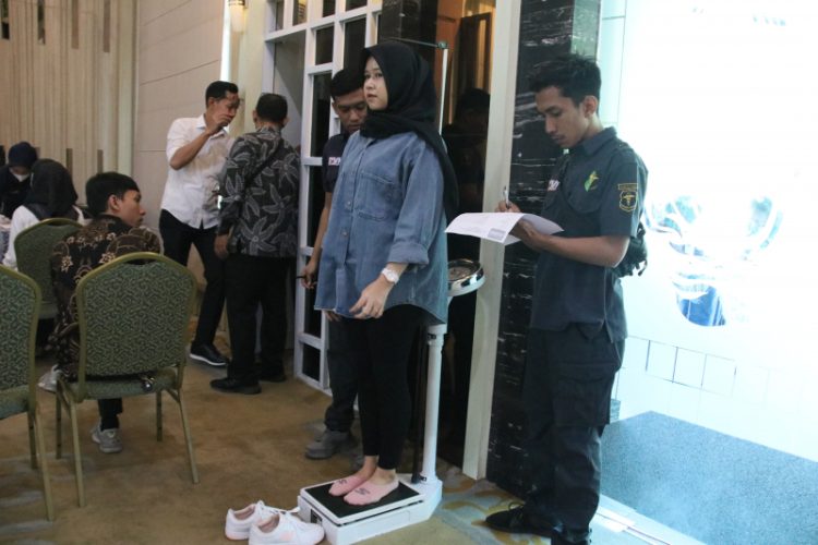 Pemeriksaan kesehatan Catin dan pasangan menikah oleh BKKBN bekerja sama dengan Kemenag Provinsi Jambi dan Polda Jambi, Kamis (25/7). / Foto/Ist