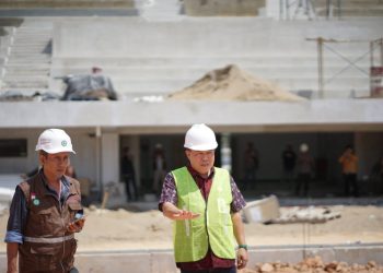 Kepala Dinas PUPR Muzzakir mengecek langsung progres pembangunan Stadion Swarnabhumi di Kelurahan Pijoan, Kabupaten Muarojambi, Kamis (25/7). / Foto/Ist