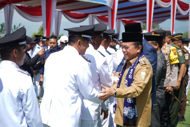 Gubernur Jambi Al Haris memberikan selamat kepada seluruh Kades di Kabupaten Kerinci, yang masa jabatannya diperpanjang, Senin (15/7). / Foto/Ist