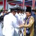 Gubernur Jambi Al Haris memberikan selamat kepada seluruh Kades di Kabupaten Kerinci, yang masa jabatannya diperpanjang, Senin (15/7). / Foto/Ist