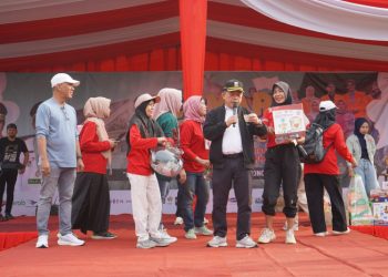 Gubernur Jambi Al Haris saat membuka Gebyar UMKM Jambi 2024 di lapangan depan Kantor Gubernur Jambi, Minggu (21/7). / Foto/Ist