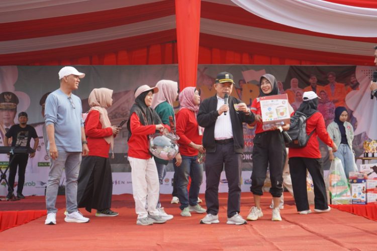 Gubernur Jambi Al Haris saat membuka Gebyar UMKM Jambi 2024 di lapangan depan Kantor Gubernur Jambi, Minggu (21/7). / Foto/Ist