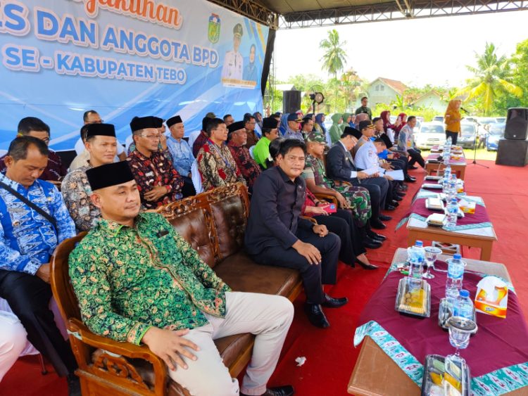 Anggota DPRD Provinsi Jambi, Al Mashuri saat menghadiri pengukuhan Kades dan BPD se-Kabupaten Tebo, Kamis (11/7). / Foto/Ist