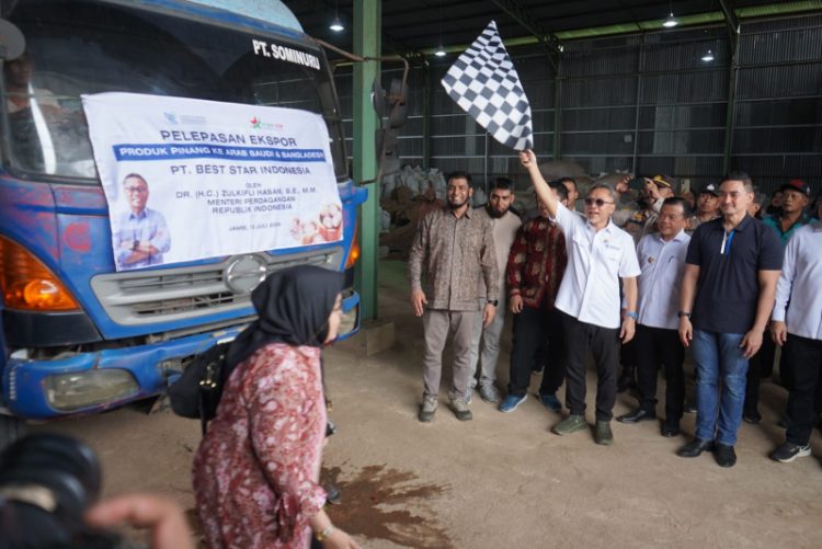 Teks Foto: Mendag Zulhas saat melepas ekspor pinang Jambi ke Arab Saudi dan Bangladesh, Sabtu (13/7). / Foto/Ist