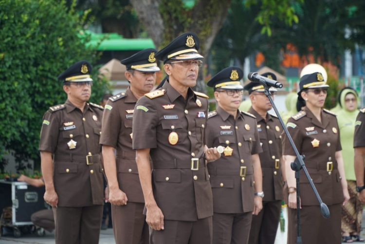 Kepala Kejati Jambi Dr. Hermon Dekristo memimpin Upacara Ziarah Dalam Rangka Hari Bhakti Adhyaksa ke-64 di Taman Makam Pahlawan Satria Bhakti Kota Jambi, Minggu (21/7). / Foto/Ist