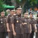 Kepala Kejati Jambi Dr. Hermon Dekristo memimpin Upacara Ziarah Dalam Rangka Hari Bhakti Adhyaksa ke-64 di Taman Makam Pahlawan Satria Bhakti Kota Jambi, Minggu (21/7). / Foto/Ist