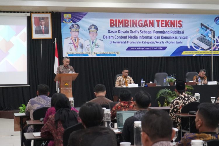 Kepala Bidang Komunikasi Publik Amirzan memberikan sambutan dalam Bimtek Dasar Desain Grafis di Hotel Wiltop, Kota Jambi, Kamis (11/7). / Foto/Ist
