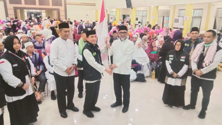 Sekda Provinsi Jambi, Sudirman menyambut kepulangan Jamaah Haji Jambi kloter 26, Sabtu (20/7) malam. / Foto/Ist