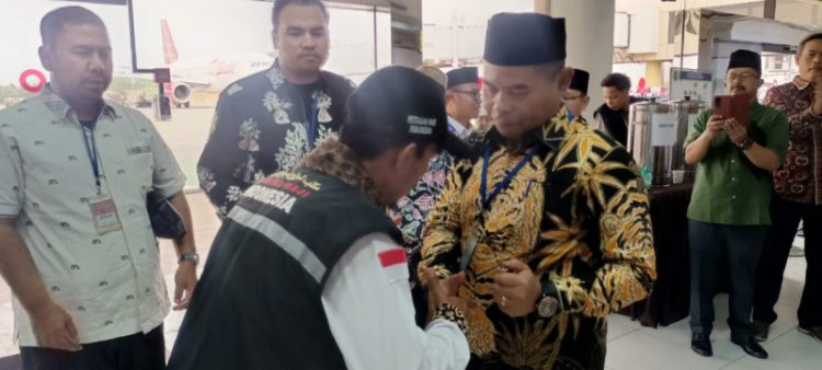 Penyambutan jamaah haji Jambi oleh Komisi IV DPRD Provinsi Jambi di Bandara Hang Nadim Batam, Jumat (19/7). / Foto/Ist