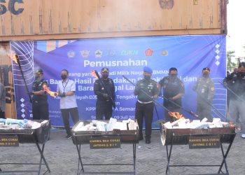 Bea Cukai bersama Pihak Terkait Melakukan Pemusnahan Rokok Ilegal. (Dok. Bea Cukai).