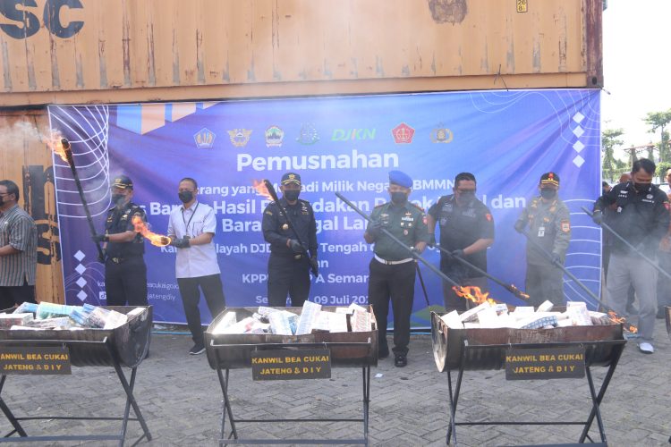 Bea Cukai bersama Pihak Terkait Melakukan Pemusnahan Rokok Ilegal. (Dok. Bea Cukai).