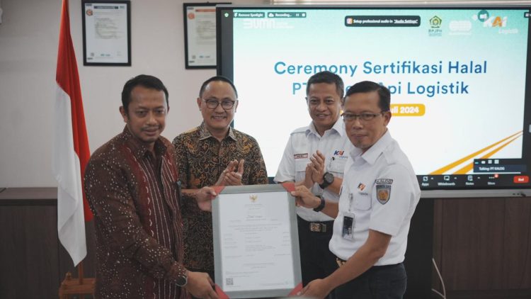 Kepala BPJPH Muhammad Aqil Irham saat menyerahkan sertifikat halal kepada PT Kereta Api Logistik, di Jakarta./Foto istimewa/Humas BPJPH Kemenag