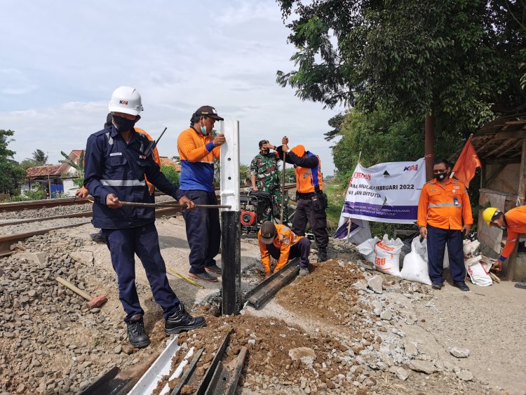 Petugas KAI tengah melakukan penutupan akses jalan yang dapat di lalui kendaraan diperlintasan sebidang. Foto : KAI