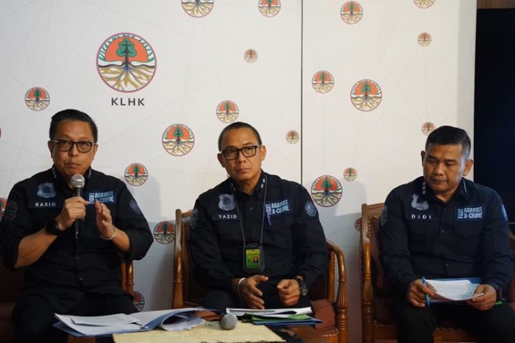 Dirjen Gakkum LHK Rasio Ridho Sani (kiri) dalam konferensi pers di kantor KLHK. (Dok. Biro Humas KLHK)