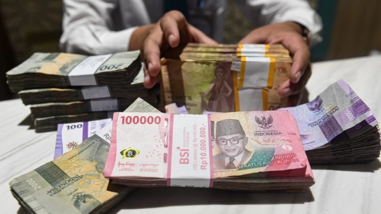 Petugas menyusun uang pecahan rupiah di Jakarta, Rabu (31/1/2024). ANTARA FOTO/Muhammad Adimaja/foc