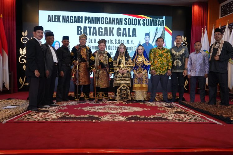 Gubernur Al Haris dan Hesnidar Haris Dianugerahi Gelar Adat Nagari Paninggahan Solok