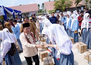 429 orang siswa siswi yang ada di Muara Jambi menerima program bantuan Dumisake