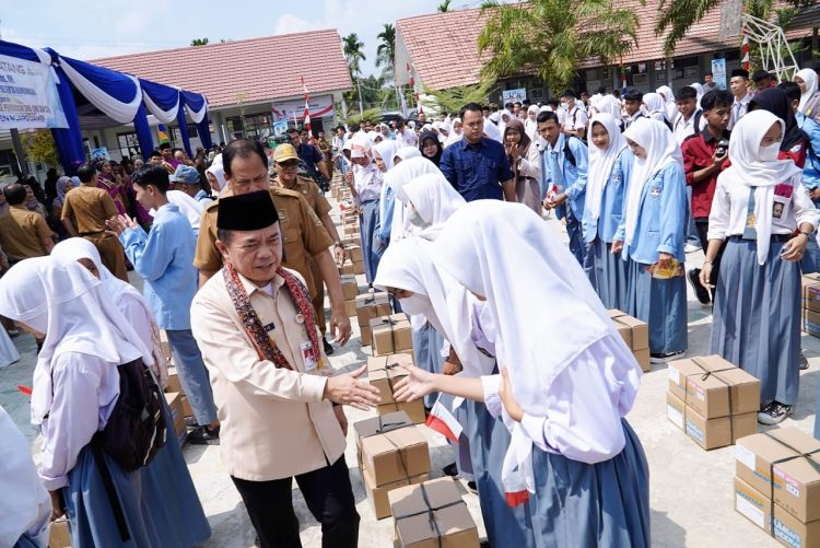 429 orang siswa siswi yang ada di Muara Jambi menerima program bantuan Dumisake