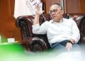 Jakarta, – Badan Riset dan Inovasi Nasional (BRIN) memaparkan peluang bekerja di luar negeri yang aman, tertib, dan teratur dalam rangka menyambut bonus demografi di Indonesia. Berdasarkan siaran pers BRIN yang diterima InfoPublik pada Senin (29/7/2024), Indonesia saat ini sedang mengalami demographic window opportunity atau jendela kesempatan demografi yang ditandai dengan tingginya proporsi penduduk usia produktif. Hal ini diharapkan dapat secara signifikan menggerakkan perekonomian dan memberikan bonus demografi. Kepala Pusat Riset Kependudukan (PRK) BRIN, Nawawi, mengungkapkan bahwa BRIN mengupas dan memaparkan bagaimana peluang kerja di luar negeri, kompetensi yang dibutuhkan, serta perlindungan terhadap pekerja migran Indonesia di luar negeri, terutama di Arab Saudi dan Taiwan. “Upaya ini akan membantu pemerintah dalam menyediakan tenaga kerja yang siap untuk ditempatkan di luar negeri. Selain itu, pemerintah perlu meningkatkan perlindungan dan bekerja sama dengan negara penempatan agar migrasi tenaga kerja tersebut dapat berlangsung dengan aman, tertib, dan teratur,” ujar Nawawi. Salah satu upaya yang dapat dilakukan dalam mengoptimalkan potensi bonus demografi adalah dengan meningkatkan akses ke dunia kerja, di antaranya dengan membuka peluang kerja di luar negeri. Pemanfaatan kesempatan kerja di luar negeri sendiri sudah dilakukan. Hal ini terlihat dari sejarah panjang penempatan pekerja migran Indonesia ke luar negeri, terutama ke negara-negara di Asia (Malaysia, Hongkong, Taiwan, dan Singapura) serta Timur Tengah, terutama Arab Saudi. Ketersediaan peluang kerja di luar negeri dapat dimanfaatkan dengan sebaik-baiknya apabila informasi mengenai kebutuhan tenaga kerja di luar negeri dapat diketahui dengan pasti. Hal tersebut meliputi jumlah, jenis pekerjaan, persyaratan yang dibutuhkan, perlindungan yang diberikan kepada setiap warga negara Indonesia, serta negara tujuan yang membutuhkan. Namun, sampai saat ini masih banyak pencari kerja yang belum dapat mengakses informasi mengenai ketersediaan peluang kerja di luar negeri sesuai dengan minat dan kompetensi yang dimiliki. Dalam memberikan perlindungan terhadap pekerja migran Indonesia, pemerintah telah menetapkan beberapa peraturan mengenai tata kelola migrasi pekerja migran Indonesia di tingkat nasional maupun daerah. Pada 2017, Indonesia telah mengesahkan Undang-Undang Nomor 18 tentang Perlindungan Pekerja Migran Indonesia (UU PPMI). Indonesia juga telah menyepakati Global Compact for Safe, Orderly, and Regular Migration (GCM) yang diadopsi oleh PBB pada 2018. GCM bertujuan untuk mendorong migrasi yang aman, tertib, dan teratur, serta menekankan perlunya tata kelola dan perlindungan migrasi tenaga kerja yang komprehensif. Meskipun demikian, Badan Perlindungan Pekerja Migran Indonesia masih banyak menerima pengaduan dari pekerja migran terkait berbagai masalah, seperti kekerasan, upah yang tidak dibayar, jam kerja yang panjang, dan lain sebagainya. Penjelasan terkait peluang kerja di luar negeri akan menghadirkan tiga pembicara, yaitu Haning Romdiati, selaku peneliti PRK BRIN, yang akan berbicara mengenai situasi dan tantangan yang dihadapi pekerja migran Indonesia di luar negeri. Peluang untuk bekerja di luar negeri terbuka karena dua faktor, yaitu ekonomi negara tujuan yang berkembang pesat dan faktor demografi. Haning juga akan mengemukakan tantangan di tiap tahap migrasi, mulai dari pra-migrasi, saat migrasi, hingga pasca-migrasi. Pembicara lainnya, Suseno Hadi, selaku Atase Tenaga Kerja KBRI RI Riyadh, Kerajaan Arab Saudi, akan menyampaikan peluang kerja, program penempatan, dan perlindungan pekerja migran Indonesia di Timur Tengah, khususnya Kerajaan Arab Saudi. Ia akan mempresentasikan lima sektor jabatan potensial yang dapat dimanfaatkan oleh tenaga kerja Indonesia di Arab Saudi pada 2025 hingga 2030, yaitu pariwisata, layanan umum, kesehatan, transportasi, dan sektor lainnya. Sementara itu, narasumber selanjutnya, Purwanti Uta Djara, selaku Kepala Bidang Tenaga Kerja KDEI Taipei, akan menyampaikan peluang kerja yang sangat besar untuk pekerja migran Indonesia di Taiwan. Potensinya bahwa Taiwan mempunyai program Employment and Placement Service Act yang dikhususkan untuk orang asing untuk memenuhi kebutuhan tenaga kerja di Taiwan. (***) Sumber : Infopublik.id