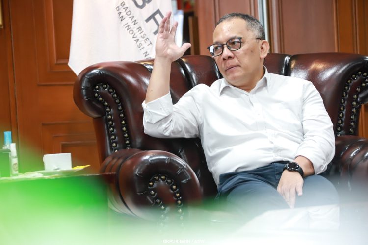 Jakarta, – Badan Riset dan Inovasi Nasional (BRIN) memaparkan peluang bekerja di luar negeri yang aman, tertib, dan teratur dalam rangka menyambut bonus demografi di Indonesia. Berdasarkan siaran pers BRIN yang diterima InfoPublik pada Senin (29/7/2024), Indonesia saat ini sedang mengalami demographic window opportunity atau jendela kesempatan demografi yang ditandai dengan tingginya proporsi penduduk usia produktif. Hal ini diharapkan dapat secara signifikan menggerakkan perekonomian dan memberikan bonus demografi. Kepala Pusat Riset Kependudukan (PRK) BRIN, Nawawi, mengungkapkan bahwa BRIN mengupas dan memaparkan bagaimana peluang kerja di luar negeri, kompetensi yang dibutuhkan, serta perlindungan terhadap pekerja migran Indonesia di luar negeri, terutama di Arab Saudi dan Taiwan. “Upaya ini akan membantu pemerintah dalam menyediakan tenaga kerja yang siap untuk ditempatkan di luar negeri. Selain itu, pemerintah perlu meningkatkan perlindungan dan bekerja sama dengan negara penempatan agar migrasi tenaga kerja tersebut dapat berlangsung dengan aman, tertib, dan teratur,” ujar Nawawi. Salah satu upaya yang dapat dilakukan dalam mengoptimalkan potensi bonus demografi adalah dengan meningkatkan akses ke dunia kerja, di antaranya dengan membuka peluang kerja di luar negeri. Pemanfaatan kesempatan kerja di luar negeri sendiri sudah dilakukan. Hal ini terlihat dari sejarah panjang penempatan pekerja migran Indonesia ke luar negeri, terutama ke negara-negara di Asia (Malaysia, Hongkong, Taiwan, dan Singapura) serta Timur Tengah, terutama Arab Saudi. Ketersediaan peluang kerja di luar negeri dapat dimanfaatkan dengan sebaik-baiknya apabila informasi mengenai kebutuhan tenaga kerja di luar negeri dapat diketahui dengan pasti. Hal tersebut meliputi jumlah, jenis pekerjaan, persyaratan yang dibutuhkan, perlindungan yang diberikan kepada setiap warga negara Indonesia, serta negara tujuan yang membutuhkan. Namun, sampai saat ini masih banyak pencari kerja yang belum dapat mengakses informasi mengenai ketersediaan peluang kerja di luar negeri sesuai dengan minat dan kompetensi yang dimiliki. Dalam memberikan perlindungan terhadap pekerja migran Indonesia, pemerintah telah menetapkan beberapa peraturan mengenai tata kelola migrasi pekerja migran Indonesia di tingkat nasional maupun daerah. Pada 2017, Indonesia telah mengesahkan Undang-Undang Nomor 18 tentang Perlindungan Pekerja Migran Indonesia (UU PPMI). Indonesia juga telah menyepakati Global Compact for Safe, Orderly, and Regular Migration (GCM) yang diadopsi oleh PBB pada 2018. GCM bertujuan untuk mendorong migrasi yang aman, tertib, dan teratur, serta menekankan perlunya tata kelola dan perlindungan migrasi tenaga kerja yang komprehensif. Meskipun demikian, Badan Perlindungan Pekerja Migran Indonesia masih banyak menerima pengaduan dari pekerja migran terkait berbagai masalah, seperti kekerasan, upah yang tidak dibayar, jam kerja yang panjang, dan lain sebagainya. Penjelasan terkait peluang kerja di luar negeri akan menghadirkan tiga pembicara, yaitu Haning Romdiati, selaku peneliti PRK BRIN, yang akan berbicara mengenai situasi dan tantangan yang dihadapi pekerja migran Indonesia di luar negeri. Peluang untuk bekerja di luar negeri terbuka karena dua faktor, yaitu ekonomi negara tujuan yang berkembang pesat dan faktor demografi. Haning juga akan mengemukakan tantangan di tiap tahap migrasi, mulai dari pra-migrasi, saat migrasi, hingga pasca-migrasi. Pembicara lainnya, Suseno Hadi, selaku Atase Tenaga Kerja KBRI RI Riyadh, Kerajaan Arab Saudi, akan menyampaikan peluang kerja, program penempatan, dan perlindungan pekerja migran Indonesia di Timur Tengah, khususnya Kerajaan Arab Saudi. Ia akan mempresentasikan lima sektor jabatan potensial yang dapat dimanfaatkan oleh tenaga kerja Indonesia di Arab Saudi pada 2025 hingga 2030, yaitu pariwisata, layanan umum, kesehatan, transportasi, dan sektor lainnya. Sementara itu, narasumber selanjutnya, Purwanti Uta Djara, selaku Kepala Bidang Tenaga Kerja KDEI Taipei, akan menyampaikan peluang kerja yang sangat besar untuk pekerja migran Indonesia di Taiwan. Potensinya bahwa Taiwan mempunyai program Employment and Placement Service Act yang dikhususkan untuk orang asing untuk memenuhi kebutuhan tenaga kerja di Taiwan. (***) Sumber : Infopublik.id