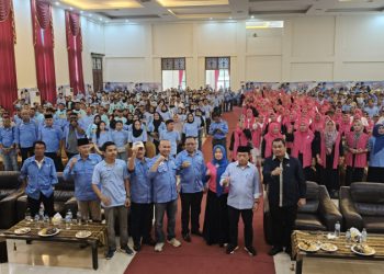 BUNGO - Dihadiri Ketua DPD Partai Demokrat Provinsi Jambi yang juga Bupati Bungo Mashuri, Al Haris melantik tim pemenangan Haris-Sani Kabupaten Bungo, Minggu (11/8). Ada sebanyak 1.500 orang tim yang terdiri dari Koordinator Kabupaten, Korcam, Kordes, Supik Gendis, Milenial, Kangguru dan tim relawan Haris-Sani ini dilantik Al Haris di Semangi Hotel Bungo. Selain dihadiri Mashuri, pelantikan 1.500 tim Bungo ini juga dihadiri petinggi partai pengusung Haris-Sani dan para tokoh masyarakat Kabupaten Bungo diantaranya mantan Rektor UMB, Khairun A Roni. Ketua DPD Partai Demokrat Jambi, Mashuri mengajak kepada tim yang berikrar berjuang menyampaikan kepada masyarakat untuk memilih Haris-Sani 27 November 2024, dan Haris-Sani harus menang di Kabupaten Bungo. "Kita semua datang ke sini berikrar untuk memenangkan Haris-Sani, kita semua tonggak mengajak masyarakat 27 November nanti memilih Haris-Sani. Banyak alasan untuk kita memilih Haris-Sani melanjutkan pembangunan di Jambi ini, karena beliau sudah terbukti berbuat dan kedepan beliau kita pilih untuk bisa melanjutkan pembangunan di Jambi ini," kata Mashuri. Senada juga disampaikan Ketua Tim Pemenangan Haris-Sani Kabupaten Bungo, Z Arifin SH MH. Dia menyampaikan kepada tim untuk bahu membahu berjuang dan bertekad Haris-Sani Menang di Kabupaten Bungo. "Saya laporkan, sampai pagi ini masih banyak yang mengajukan untuk jadi tim. Kami minta tim yang ada bersinergi, kita bahu-membahu memenangkan Haris-Sani, Insyaallah Bungo kali ini Haris-Sani menang. Kinerja beliau sudah membuktikan pembangunan, maka itu layak untuk kita lanjutkan," ujarnya. Sementara itu, Al Haris juga menyampaikan bahwa dengan komposisi tim yang diisi Mashuri dan banyak tokoh-tokoh Bungo. Ia optimis Haris-Sani menang di Kabupaten Bungo. Oleh sebab itu, ia meminta semua tim pemenangan dan partai koalisi bersinergi untuk memenangkan Haris-Sani. "Tim ini adalah mewakili kami di lapangan, kami titipkan kepada tim sampai mohon doa dan dukungan untuk kesinambungan Jambi 2024-2029. Kami dengan dindon Mashuri 2020 dulu sama-sama maju, kali ini beliau bisa bersama Haris-Sani untuk menang di Bungo," kata Al Haris. "Saya berharap kita bekerja dalam waktu singkat, tunjukkan bahwa kita tim sukses yang bisa merangkul bukan memukul, bisa mengajak masyarakat bukan ego di masyarakat, tunjukkan tim Haris-Sani tim bersatu dalam bekerja, tim yang santun, beretika, karena niat kita menyatukan warga Jambi, menyatukan perbedaan bukan untuk memecah belah Jambi," kata Al Haris.(*)