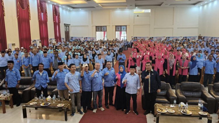 BUNGO - Dihadiri Ketua DPD Partai Demokrat Provinsi Jambi yang juga Bupati Bungo Mashuri, Al Haris melantik tim pemenangan Haris-Sani Kabupaten Bungo, Minggu (11/8). Ada sebanyak 1.500 orang tim yang terdiri dari Koordinator Kabupaten, Korcam, Kordes, Supik Gendis, Milenial, Kangguru dan tim relawan Haris-Sani ini dilantik Al Haris di Semangi Hotel Bungo. Selain dihadiri Mashuri, pelantikan 1.500 tim Bungo ini juga dihadiri petinggi partai pengusung Haris-Sani dan para tokoh masyarakat Kabupaten Bungo diantaranya mantan Rektor UMB, Khairun A Roni. Ketua DPD Partai Demokrat Jambi, Mashuri mengajak kepada tim yang berikrar berjuang menyampaikan kepada masyarakat untuk memilih Haris-Sani 27 November 2024, dan Haris-Sani harus menang di Kabupaten Bungo. "Kita semua datang ke sini berikrar untuk memenangkan Haris-Sani, kita semua tonggak mengajak masyarakat 27 November nanti memilih Haris-Sani. Banyak alasan untuk kita memilih Haris-Sani melanjutkan pembangunan di Jambi ini, karena beliau sudah terbukti berbuat dan kedepan beliau kita pilih untuk bisa melanjutkan pembangunan di Jambi ini," kata Mashuri. Senada juga disampaikan Ketua Tim Pemenangan Haris-Sani Kabupaten Bungo, Z Arifin SH MH. Dia menyampaikan kepada tim untuk bahu membahu berjuang dan bertekad Haris-Sani Menang di Kabupaten Bungo. "Saya laporkan, sampai pagi ini masih banyak yang mengajukan untuk jadi tim. Kami minta tim yang ada bersinergi, kita bahu-membahu memenangkan Haris-Sani, Insyaallah Bungo kali ini Haris-Sani menang. Kinerja beliau sudah membuktikan pembangunan, maka itu layak untuk kita lanjutkan," ujarnya. Sementara itu, Al Haris juga menyampaikan bahwa dengan komposisi tim yang diisi Mashuri dan banyak tokoh-tokoh Bungo. Ia optimis Haris-Sani menang di Kabupaten Bungo. Oleh sebab itu, ia meminta semua tim pemenangan dan partai koalisi bersinergi untuk memenangkan Haris-Sani. "Tim ini adalah mewakili kami di lapangan, kami titipkan kepada tim sampai mohon doa dan dukungan untuk kesinambungan Jambi 2024-2029. Kami dengan dindon Mashuri 2020 dulu sama-sama maju, kali ini beliau bisa bersama Haris-Sani untuk menang di Bungo," kata Al Haris. "Saya berharap kita bekerja dalam waktu singkat, tunjukkan bahwa kita tim sukses yang bisa merangkul bukan memukul, bisa mengajak masyarakat bukan ego di masyarakat, tunjukkan tim Haris-Sani tim bersatu dalam bekerja, tim yang santun, beretika, karena niat kita menyatukan warga Jambi, menyatukan perbedaan bukan untuk memecah belah Jambi," kata Al Haris.(*)