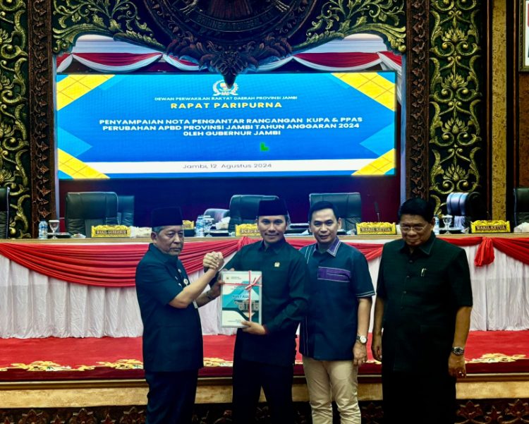 Ketua DPRD Provinsi Jambi, Edi Purwanto menerima Nota Pengantar KUPA-PPAS APBD Perubahan Pemprov Jambi 2024, dalam sidang Paripurna DPRD Provinsi Jambi, Senin (12/8). / Foto/ist